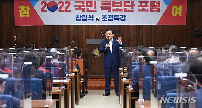 [서울=뉴시스] 고범준 기자 = 주호영 국민의힘 원내대표가 26일 오후 서울 국회 도서관에서 열린 '2022 국민특보단 포럼' 창립식 및 초청특강에서 축사를 하고 있다. (공동취재사진) 2022.09.26. photo@newsis.com