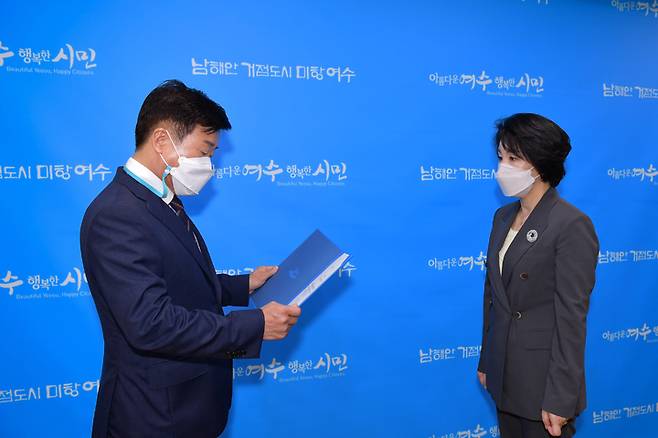 26일 정기명 여수시장이 김유화 여수시도시관리공단 이사장에게 임명장을 수여하고 있다. 여수시 제공 *재판매 및 DB 금지