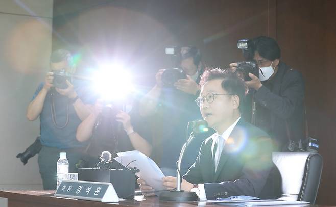 [서울=뉴시스] 전진환 기자 = 강석훈 산업은행 회장이 26일 오후 서울 여의도 산업은행에서 대우조선해양 매각 관련 기자간담회를 하고 있다.  2022.09.26.  amin2@newsis.com