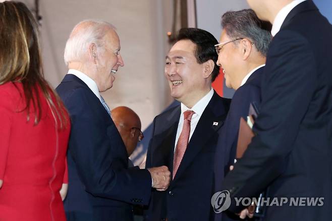 윤석열 대통령과 조 바이든 미국 대통령이 지난 21일(현지시간) 미국 뉴욕 한 빌딩에서 열린 글로벌펀드 제7차 재정공약회의를 마친 뒤 대화를 나누고 있다. 연합뉴스