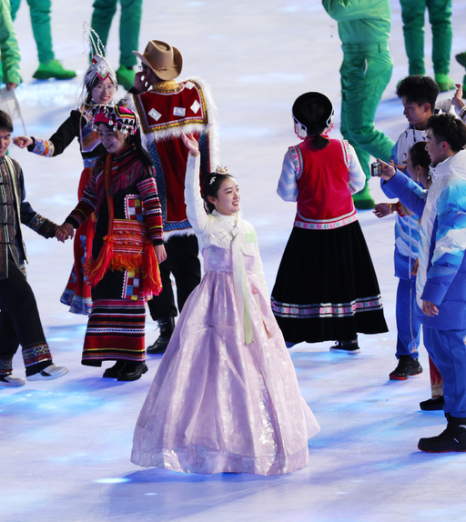 지난 2월4일 중국 베이징 국립경기장에서 열린 ‘2022 베이징동계올림픽’ 개회식에서 한복을 입은 조선족 여성이 관람객에 손을 흔들고 있다. 연합뉴스
