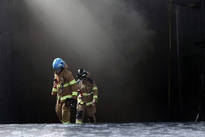 26일 대전 유성구 용산동 현대 프리미엄아울렛 화재로 사상자가 발생한 가운데 지하에서 뿜어져 나오는 유독 가스로 119 구조대원들이 실종사 수색에 어려움을 겪고 있다.   연합뉴스