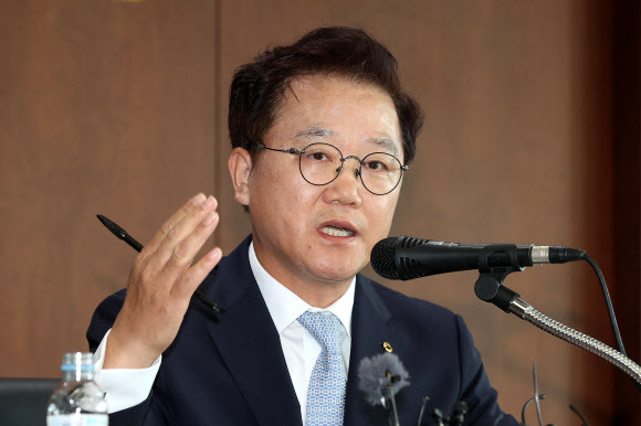 브리핑하는 강석훈 산업은행 회장 - 강석훈 산업은행 회장이 26일 오후 서울 여의도 산업은행에서 대우조선해양의 전략적 투자유치 절차 개시와 관련해 브리핑하고 있다. 강 회장은 이날 대우조선과 한화그룹이 2조원의 유상증자 방안을 포함한 조건부 투자합의서(MOU)를 체결했다고 밝혔다.연합뉴스