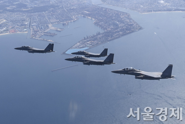 한국 공군 F-15K 편대가 과거 영일만 일대를 비행하는 장면. 사진제공=공군