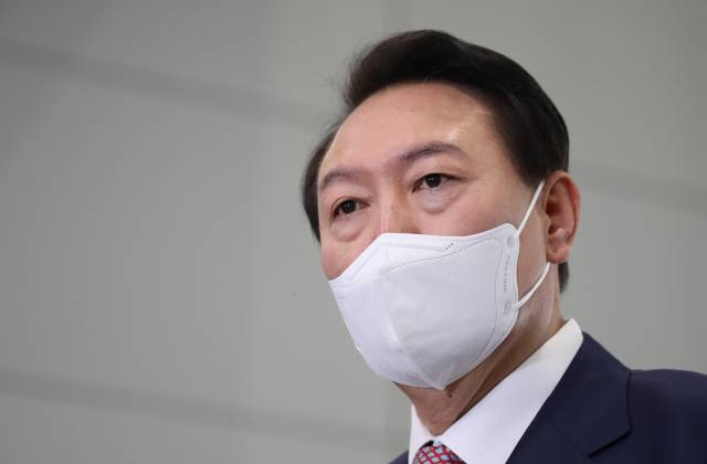 영국·미국·캐나다 순방을 마치고 귀국한 윤석열 대통령이 26일 오전 서울 용산 대통령실 청사로 출근하며 취재진의 질문에 답하고 있다./연합뉴스