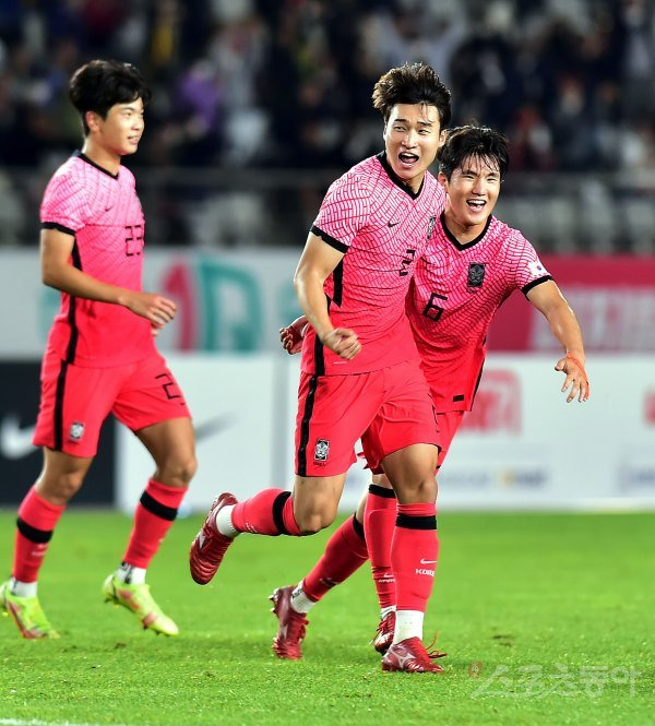 26일 경기도 화성종합경기타운에서 한국과 우즈베키스탄의 올림픽축구대표팀 평가전 경기가 열렸다. 한국 조현택이 프리킥 동점 골을 넣은 후 환호하고 있다. 화성 | 김민성 기자 marineboy@donga.com