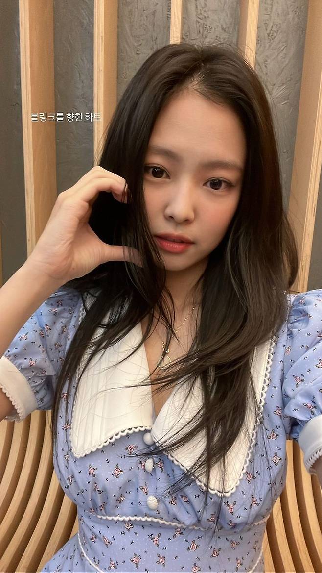 BLACKPINK Jenny Kim showed off her lovely charmJenny Kim posted photos and videos on her SNS story on the 26th, and announced the current situation.Jenny Kim, dressed in a sky blue floral dress with an impressive large collar, poses V for the camera, and looks at her with a fresh ball heart.Recently, various photos have been released in BTS V and romance rumor, and the bright current situation of Jenny Kim, who has been constantly conveyed despite the controversy over hacking and privacy infringement, attracts attention.It is also noteworthy that he left a pose for the fan club by picking up a heart for Blink while posing for a routine ball-heart to be conscious of the romance rumor.BLACKPINK, which includes Jenny Kim, recently released her second album, BORN PINK and is breaking various new records.It also announces a large-scale World Tour catch and raises expectations.