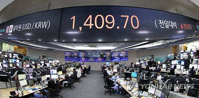 무서워지는 환율  사진은 이날 서울 중구 명동 하나은행 본점 딜링룸 모습. 2022.9.22 xyz@yna.co.kr [연합뉴스 자료사진]