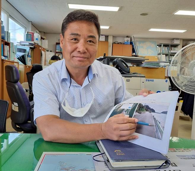 강태병 경남 남해군 건설교통과 도로팀장 (남해=연합뉴스) 지성호 기자 = 26일 강태병 남해군 건설교통과 도로팀장이 추락사고 발생 위험이 큰 마을 진입로 등을 설명하고 있다. 2022.9.26 shchi@yna.co.kr (끝)