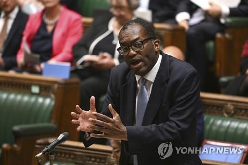 영국 하원에서 감세 정책을 발표하는 쿼지 콰텡 재무부 장관 [AP=연합뉴스. 재판매 및 DB 금지]