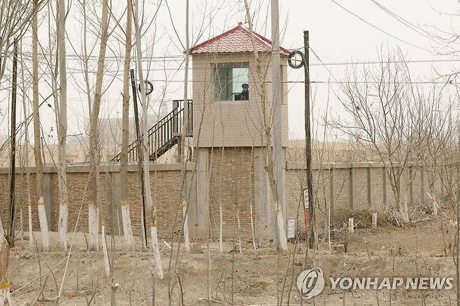 (AP=연합뉴스) 중국 신장위구르자치구의 구금 시설에 세워진 초소. [연합뉴스 자료사진. 재판매 및 DB 금지]