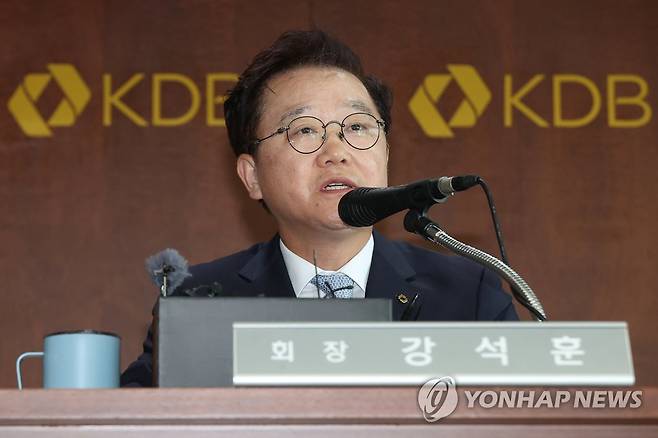 브리핑하는 강석훈 산업은행 회장 (서울=연합뉴스) 신현우 기자 = 강석훈 산업은행 회장이 26일 오후 서울 여의도 산업은행에서 대우조선해양의 전략적 투자유치 절차 개시와 관련해 브리핑하고 있다. 강 회장은 이날 대우조선과 한화그룹이 2조원의 유상증자 방안을 포함한 조건부 투자합의서(MOU)를 체결했다고 밝혔다. 2022.9.26 nowwego@yna.co.kr