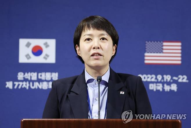 현안 브리핑 나선 김은혜 홍보수석 (뉴욕=연합뉴스) 안정원 기자 = 김은혜 대통령실 홍보수석이 22일(현지시간) 미국 뉴욕 쉐라톤 뉴욕 타임스퀘어호텔 내 프레스센터에서 현안 관련 브리핑을 하고 있다.  2022.9.22 jeong@yna.co.kr