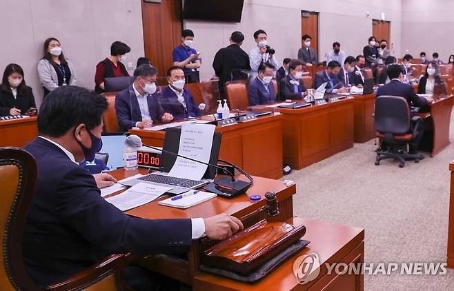 국회 농림축산식품해양수산위원회 국회 농림축산식품해양수산위원회
    (서울=연합뉴스) 백승렬 기자 = 26일 서울 여의도 국회에서 열린 농림축산식품해양수산위원회 전체회의에서 소병훈 위원장이 의사봉을 두드리고 있다. 2022.9.26 [국회사진기자단] srbaek@yna.co.kr