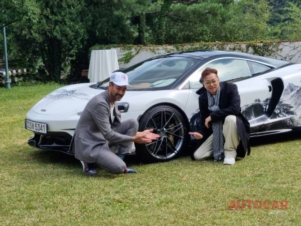 직접 디자인 한 휠을 가리키는 데이비드 맥기니스, 오른쪽은 킴스커스텀의 김승훈 대표