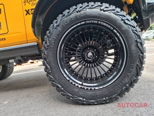 데이비드 맥기니스가 디자인 한 포드 브롱코 커스텀 휠