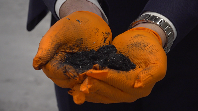 팀 존스턴 회장이 라이사이클 공장에서 생산한 블랙매스를 보여줬다. 용액을 사용해 분해하기 때문에 물기가 남아있어 먼지가 날리지 않는 것이 특징이다./사진=곽정혁 PD kwakpd@