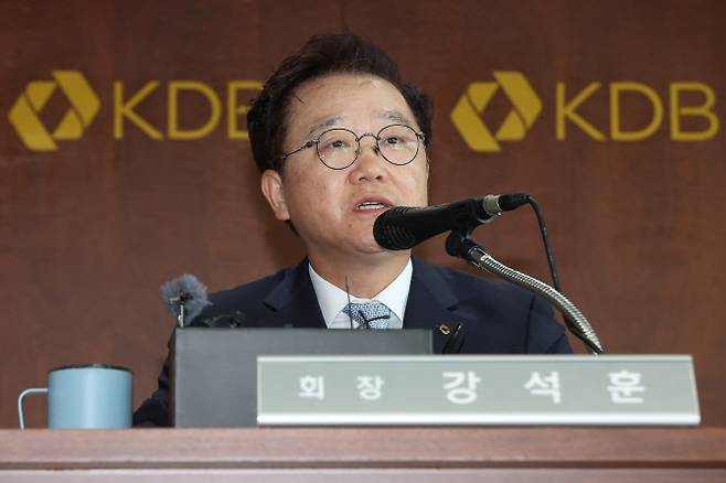 강석훈 산업은행 회장이 26일 오후 서울 여의도 산업은행에서 대우조선해양의 전략적 투자유치 절차 개시와 관련해 브리핑하고 있다. (사진 = 연합뉴스)