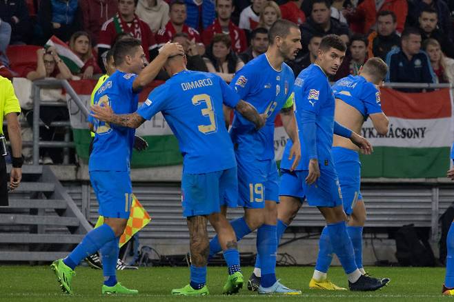 이탈리아 대표팀이 헝가리를 상대로 골을 터뜨린 뒤 함께 기뻐하고 있다. 사진=AP PHOTO