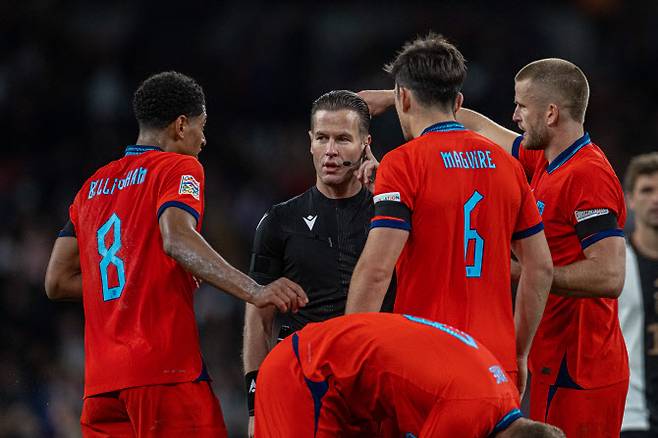 잉글랜드 대표팀 선수들이 독일과 경기 도중 주심에게 몰려가 항의를 하고 있다. 사진=AP PHOTO