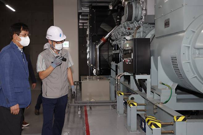 이상일 용인시장이 27일 용인시 수지구 한 쇼핑몰의 전기실 비상발전기 점검하고 있다.(사진=용인시)