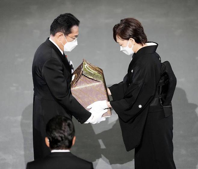아베 전 총리의 유골을 기시다 후미오 총리에게 전달하는 아키에 여사 (사진=연합뉴스)