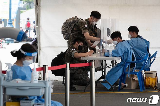 서울역 광장에 마련된 중구 임시선별검사소에서 군장병들이 PCR검사를 위해 문진표를 작성하고 있다.  2021.6.25/뉴스1 ⓒ News1 유승관 기자