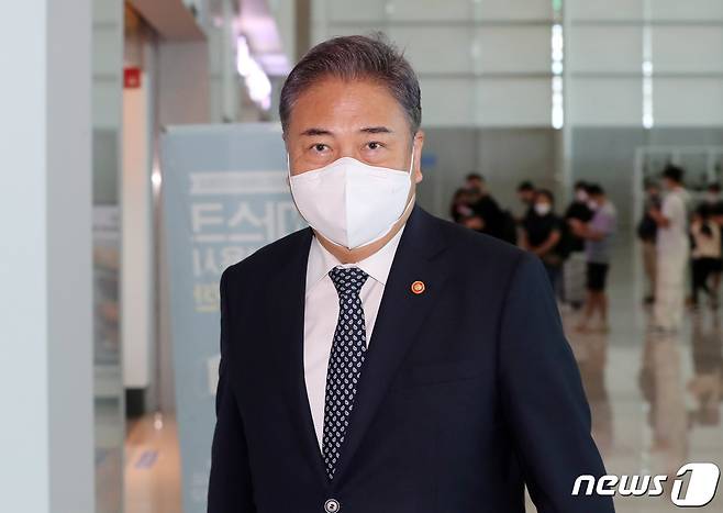 박진 외교부 장관이 18일 오전 미국 방문을 위해 인천국제공항을 통해 출국하고 있다. 2022.9.18/뉴스1 ⓒ News1 박세연 기자