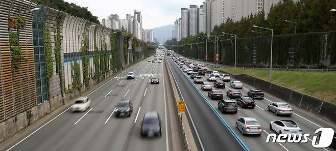 12일 오후 서울 서초구 경부고속도로 잠원 IC 인근 상·하행선에 차량들이 오가고 있다. 2022.9.12/뉴스1 ⓒ News1 이승배 기자