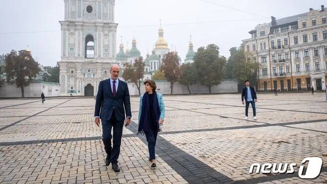 캐서린 콜로나 프랑스 외교장관(우)이 우크라이나를 지지하기 위해 수도인 키이우에 깜짝 방문했다. 2022.09.27. (콜로나 장관 트위터)
