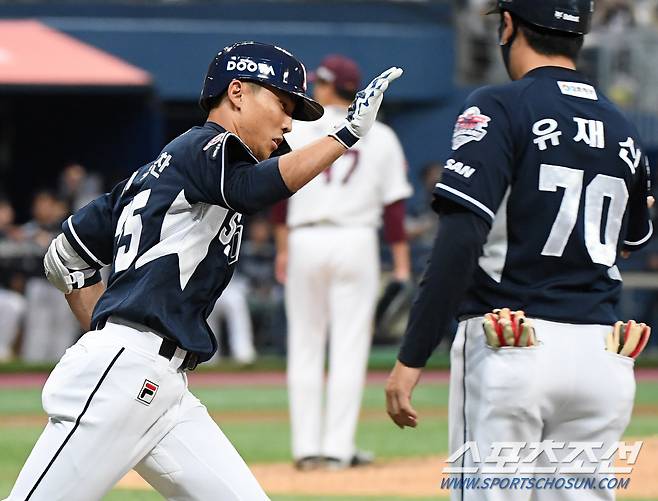 22일 서울 고척스카이돔 두산 베어스와 키움 히어로즈 경기.7회초 무사 이유찬이 솔로포를 치고 나가며 축하받고 있다. 고척=정재근 기자 cjg@sportschosun.com/2022.9.22/