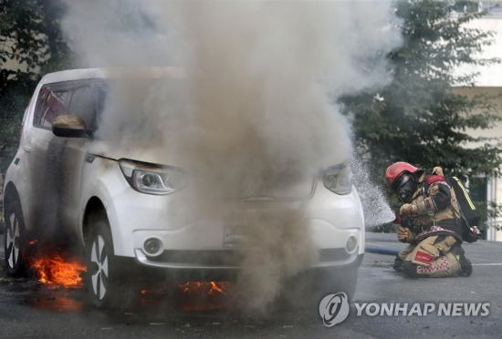 지난 16일 오후 경북 안동시 경북소방학교 훈련장에서 전기자동차 화재 때 진압기법을 연구하기 위한 실험이 진행되고 있다. / 사진=연합뉴스