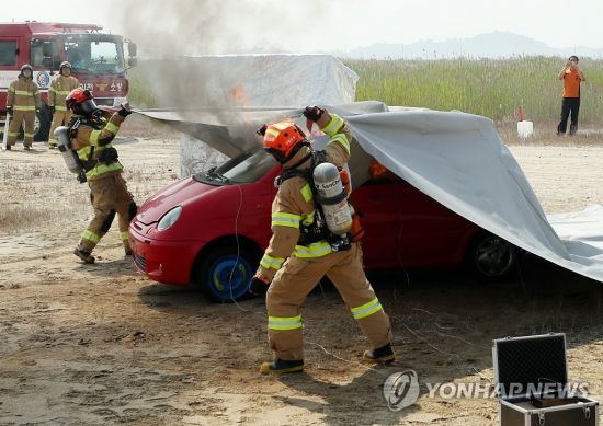 질식소화덮개로 불을 끄는 화재 진화법 / 사진=연합뉴스