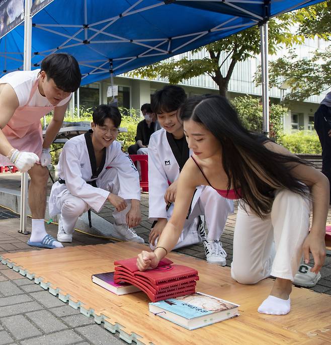 26일 서울 동작구 흑석동 중앙대학교에서 열린 가을축제 태권도 동아리 날파람 부스에서 한 학생이 격파왕에 도전하고 있다.