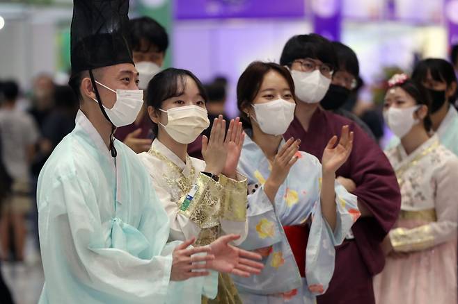 25일 서울 강남구 코엑스에서 열린 제18회 한일축제한마당에서 한국과 일본 전통 의상을 입은 운영진들이 박수를 치고 있다. 이번 행사는 '다시 만나는 기쁨'이라는 주제로 3년 만에 대면 행사로 진행됐다./뉴스1