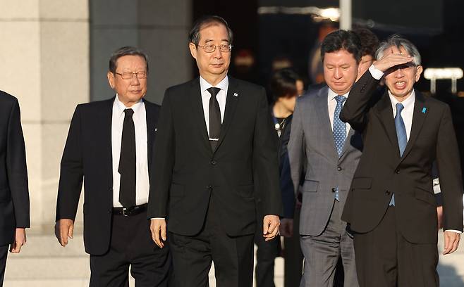 고(故) 아베 신조(安倍晋三) 전 일본 총리의 조문사절단 단장인 한덕수 국무총리 등이 27일 오전 일본 도쿄에서 열리는 고(故) 아베 신조(安倍晋三) 전 일본 총리의 국장에 한국 정부를 대표해 참석하기 위해 서울공항을 출발하고 있다. /연합뉴스