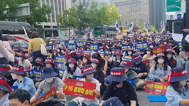 전국금융산업노동조합(금융노조)이 16일 서울 중구에서 총파업 집회를 열고 있다. /정민하 기자