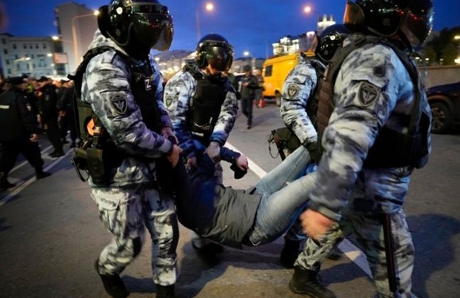 지난 ]21일 러시아 모스크바에서 경찰들이 군 동원령에 반대하는 시위자를 체포해 끌고 가고 있다. ⓒAP/뉴시스