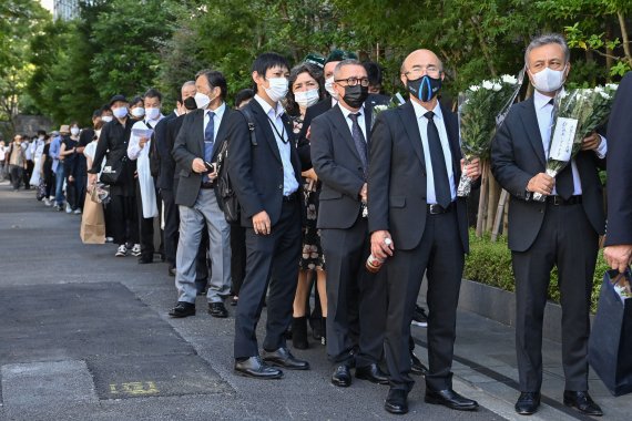 아베 신조 전 일본 총리의 국장이 열리는 도쿄 부도칸 밖에 조문을 온 시민들이 줄 서 있다. /연합뉴스