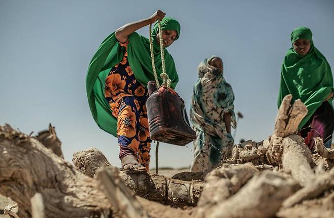 소말리아 아이들이 마을 우물에서 물을 긷고 있다. 옥스팜 제공