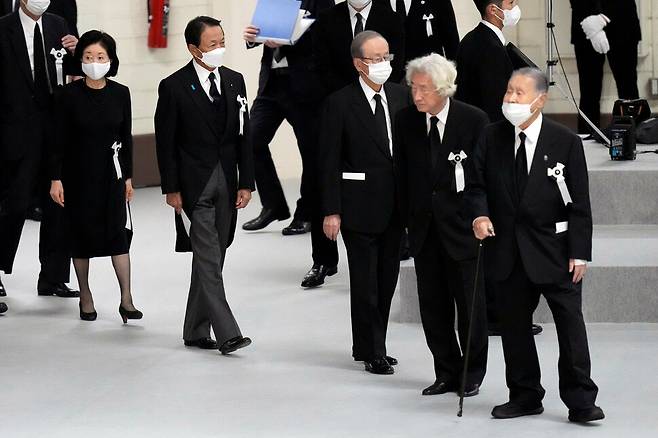 27일 아베 신조 전 일본 총리의 국장이 열리는 도쿄 무도관에 전직 일본 총리들이 도착하고 있다. 오른쪽부터 모리 요시히로(85·2000~2001 재임), 고이즈미 준이치로(80·2001~2006 재임), 후쿠다 야스오(86·2007~2008 재임), 아소 다로(82·2008~2009 재임). 로이터 연합뉴스