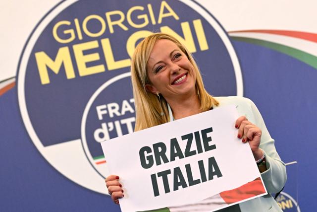 극우 정당 이탈리아형제들(Fdl)의 대표이자 차기 총리 후보인 조르자 멜로니가 26일(현지시간) 로마의 Fdl 본부에서 연설한 뒤 '고마워요. 이탈리아'(Grazie Italy)라는 플래카드를 들고 있다. 연합뉴스