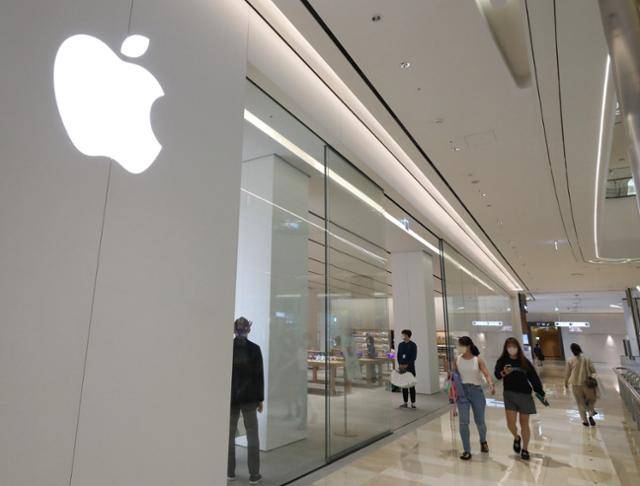 애플의 앱마켓 서비스 앱스토어가 한국 시장에서 앱 결제 가격을 25% 인상키로 한 가운데, 사용자 수 상위 100개 앱 서비스 중 약 30%는 앱스토어에서 가장 비싸게 판매되고 있다. 사진은 서울 송파구 애플스토어 잠실점. 뉴시스