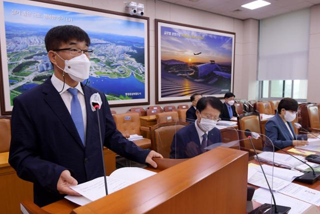 지난해 10월 8일 국회에서 열린 국토교통위원회의 한국도로공사, 한국교통안전공단, 한국도로공사서비스(주) 등에 대한 국정감사에서 노항래 한국도로공사서비스 사장이 업무보고를 하고 있다. 오대근 기자