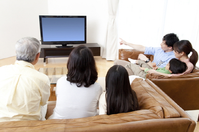 아이가 부모와 함께 텔레비전 보는 것은 뇌기능 발달에 도움이 된다는 연구 결과가 나왔다./사진=게티이미지뱅크