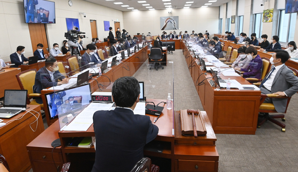 지난 20일 서울 여의도 국회에서 파행 두 달여 만에 과학기술정보방송통신위원회 전체회의가 진행 중인 모습. [사진=김성진 기자]