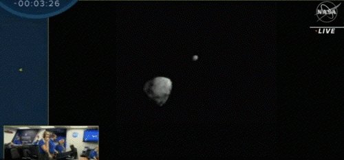 미국 항공우주국(NASA)이 지구방어 실험을 위해 발사한 우주선이 소행성 디모르포스와 성공적으로 충돌했다. NASA 생중계 영상 캡처