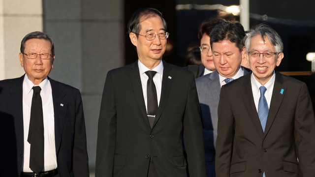 Prime Minister Han Duck-soo (center) leaves for Japan to attend the state funeral for assassinated former Japanese Prime Minister Shinzo Abe on Tuesday. (Yonhap)