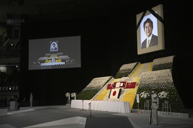아베 신조 전 일본 총리의 영정 사진이 27일 도쿄 부도칸 영전에 놓여 있다. AP뉴시스