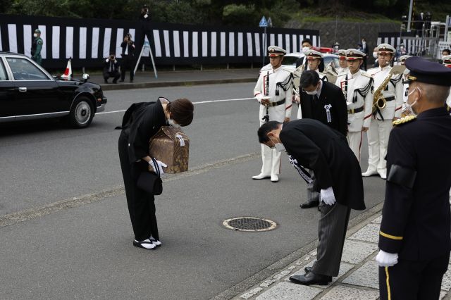 기시다 후미오 일본 총리가 27일 고인의 유골함을 들고 도쿄 부도칸 장례식장에 도착한 아베 신조 전 일본 총리 부인 아키에(왼쪽) 여사에게 허리를 숙여 예를 표하고 있다. AP뉴시스